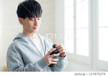 プロテインシェイカーを持つ男性 137875274