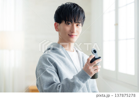 プロテインシェイカーを持つ男性 137875278
