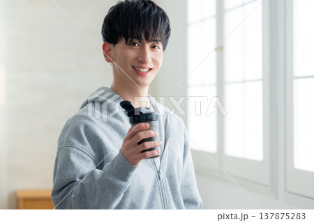 プロテインシェイカーを持つ男性 プロテインシェイカーを持つ男性 137875283