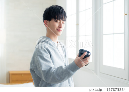 プロテインシェイカーを持つ男性 プロテインシェイカーを持つ男性 137875284