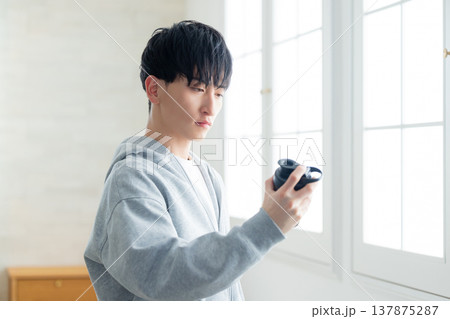 プロテインシェイカーを持つ男性 137875287