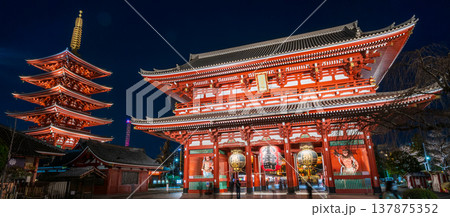 「東京都」宝蔵門と五重塔の夜景　浅草寺 137875352