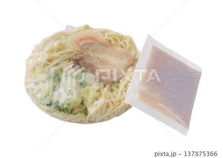 透明背景（png）にパックされた冷凍のラーメンと汁のセット 137875366