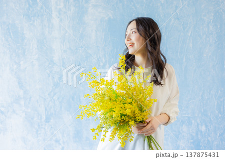 ミモザの花束を持つ女性 ミモザの花束を持つ女性 137875431