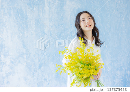 ミモザの花束を持つ女性 ミモザの花束を持つ女性 137875438