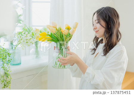チューリップの花瓶を持つ女性 137875451