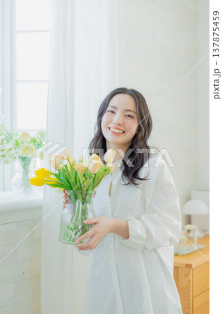 チューリップの花瓶を持つ女性 137875459