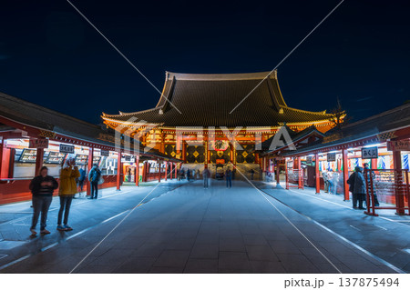 「東京都」夜の浅草寺・本堂 「東京都」夜の浅草寺・本堂 137875494