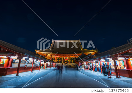「東京都」夜の浅草寺・本堂 「東京都」夜の浅草寺・本堂 137875496