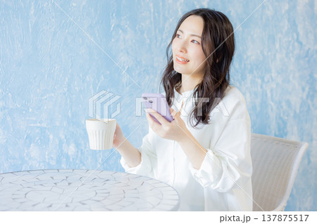 カフェでくつろぐ女性 カフェでくつろぐ女性 137875517