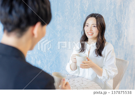 カフェで会話する男女 カフェで会話する男女 137875538