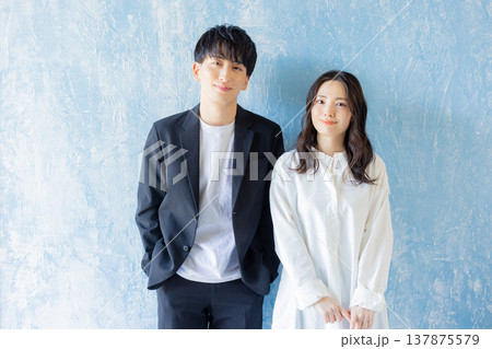 笑顔で寄り添うカップル 笑顔で寄り添うカップル 137875579