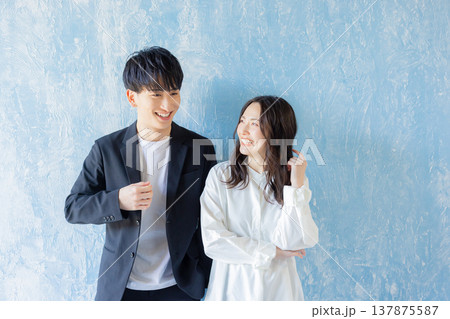 笑顔で寄り添うカップル 笑顔で寄り添うカップル 137875587