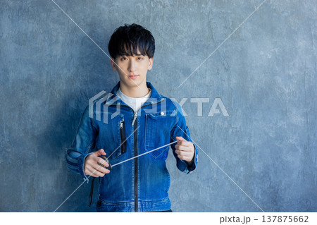 デニム作業着の男性 デニム作業着の男性 137875662
