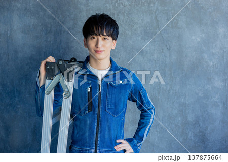 デニム作業着の男性 137875664