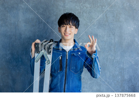 デニム作業着の男性 137875668