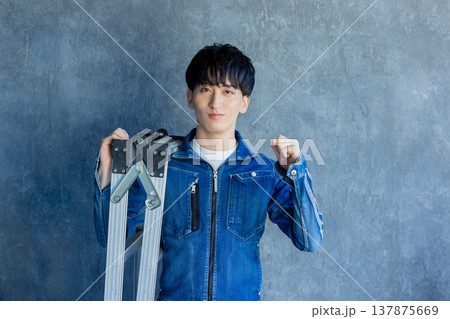 デニム作業着の男性 137875669