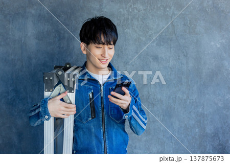 デニム作業着の男性 137875673