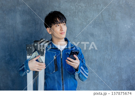 デニム作業着の男性 137875674