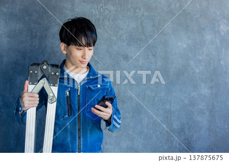 デニム作業着の男性 デニム作業着の男性 137875675