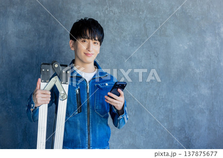 デニム作業着の男性 デニム作業着の男性 137875677
