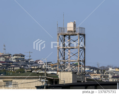 街中に建つ古い給水塔 137875731