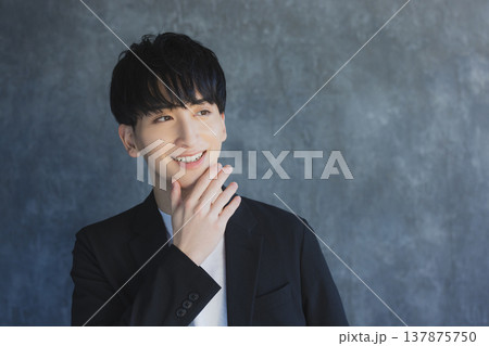 カメラ目線で微笑む若い男性 137875750