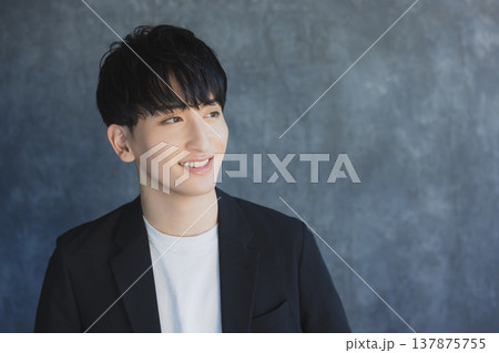 カメラ目線で微笑む若い男性 カメラ目線で微笑む若い男性 137875755