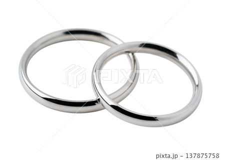 透明背景(png)にシンプルなデザインの2つの銀色の指輪(結婚指輪) 透明背景(png)にシンプルなデザインの2つの銀色の指輪(結婚指輪) 137875758