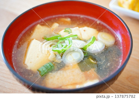 具だくさんの味噌汁と豆腐とわかめの温かい和食朝食イメージ 137875782