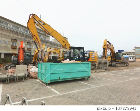 ショベルカー解体工事01 137875943