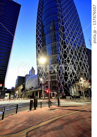 東京 新宿駅西口モード学園コクーンタワー 明け方 137876087