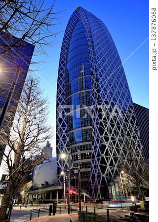 東京 新宿駅西口モード学園コクーンタワー 明け方 137876088