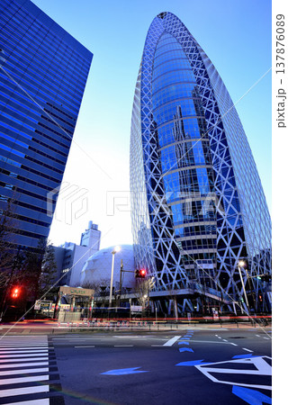 東京 新宿駅西口モード学園コクーンタワー 明け方 137876089