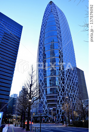 東京 新宿駅西口モード学園コクーンタワー 明け方 137876092