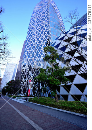 東京 新宿駅西口モード学園コクーンタワー 明け方 137876112