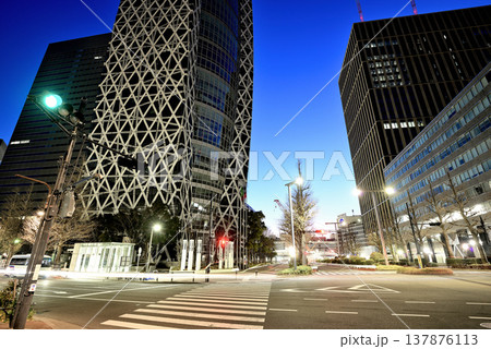 東京 新宿駅西口モード学園コクーンタワー 明け方 137876113