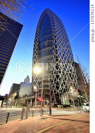 東京 新宿駅西口モード学園コクーンタワー 明け方 137876114