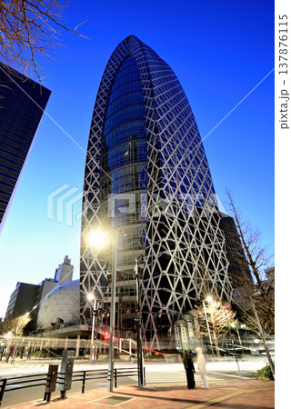 東京 新宿駅西口モード学園コクーンタワー 明け方 137876115