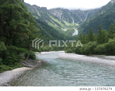 河童橋から見る初夏の穂高連峰 河童橋から見る初夏の穂高連峰 137876274