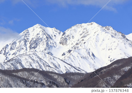 栂池高原から望む早春の北アルプス 137876348