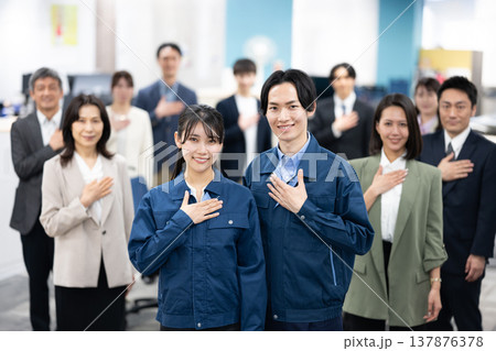 全力サポート体制で現場を支えるチーム 全力サポート体制で現場を支えるチーム 137876378
