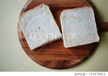木のプレートに並べた食パンシンプルな朝食素材イメージ 木のプレートに並べた食パンシンプルな朝食素材イメージ 137876623