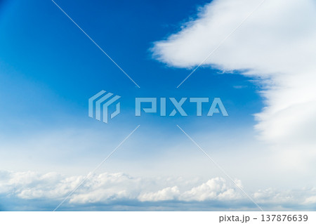 水蒸気が立ち上がる春の青空 137876639