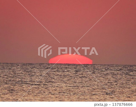 水平線に沈む夕陽 137876666