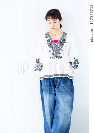 若い女性のポートレート 137876712