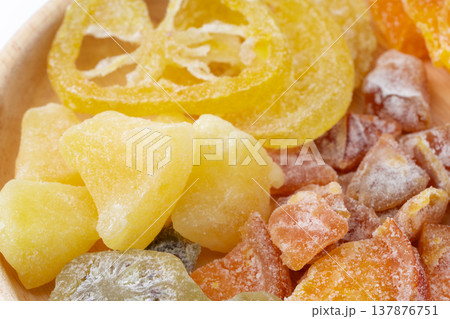 ドライフルーツの盛り合わせのクローズアップ 137876751