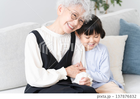 女の子とおばあさんのツーショット ファミリーイメージ 女の子とおばあさんのツーショット ファミリーイメージ 137876832