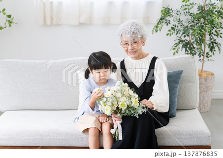 花束を持った孫と祖母 ファミリーイメージ 花束を持った孫と祖母 ファミリーイメージ 137876835