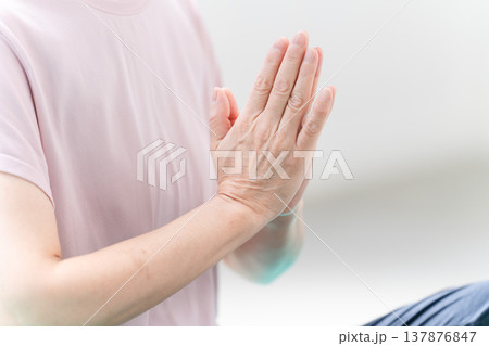 ヨガポーズをするシニア女性 健康イメージ ヨガポーズをするシニア女性 健康イメージ 137876847